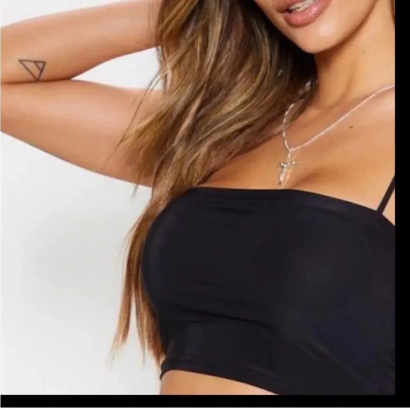 RED PRETTYLITTLETHING SLINKY STRAIGHT NECK SPAGHETTI STRAP CROP
SIZE 2 - Picture 9 of 11